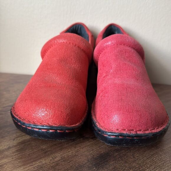 NWOB: BOC Born Concept Red Casual Textured Slip on Clogs Women's Size 9 - Picture 2 of 11